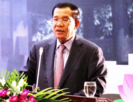 Hun Sen rencontre d’anciens volontaires et des investisseurs vietnamiens - ảnh 1